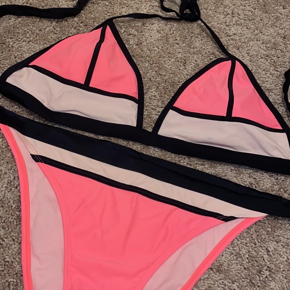 Bikini - Picture 2 of 4